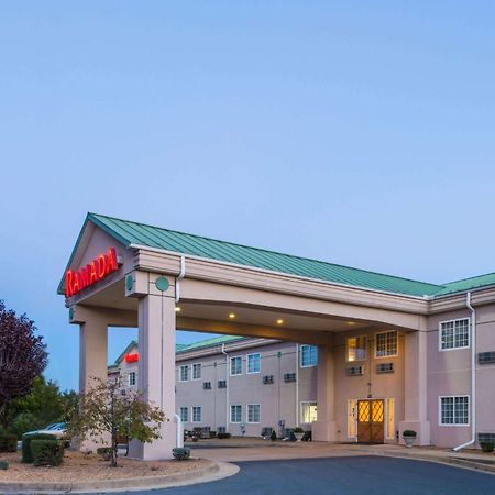 ホテル ラマダ バイ ウィンダム ストラスバーグ ストラスブール エクステリア 写真